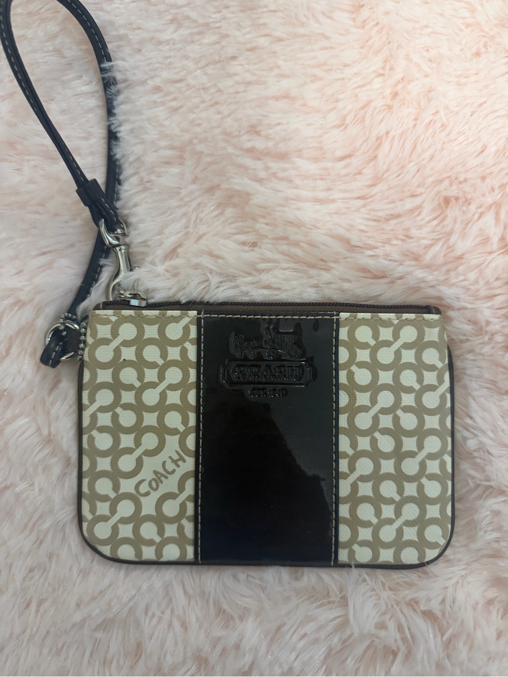 🩷Coach Beige Signature Wristlet with Black Patent Center